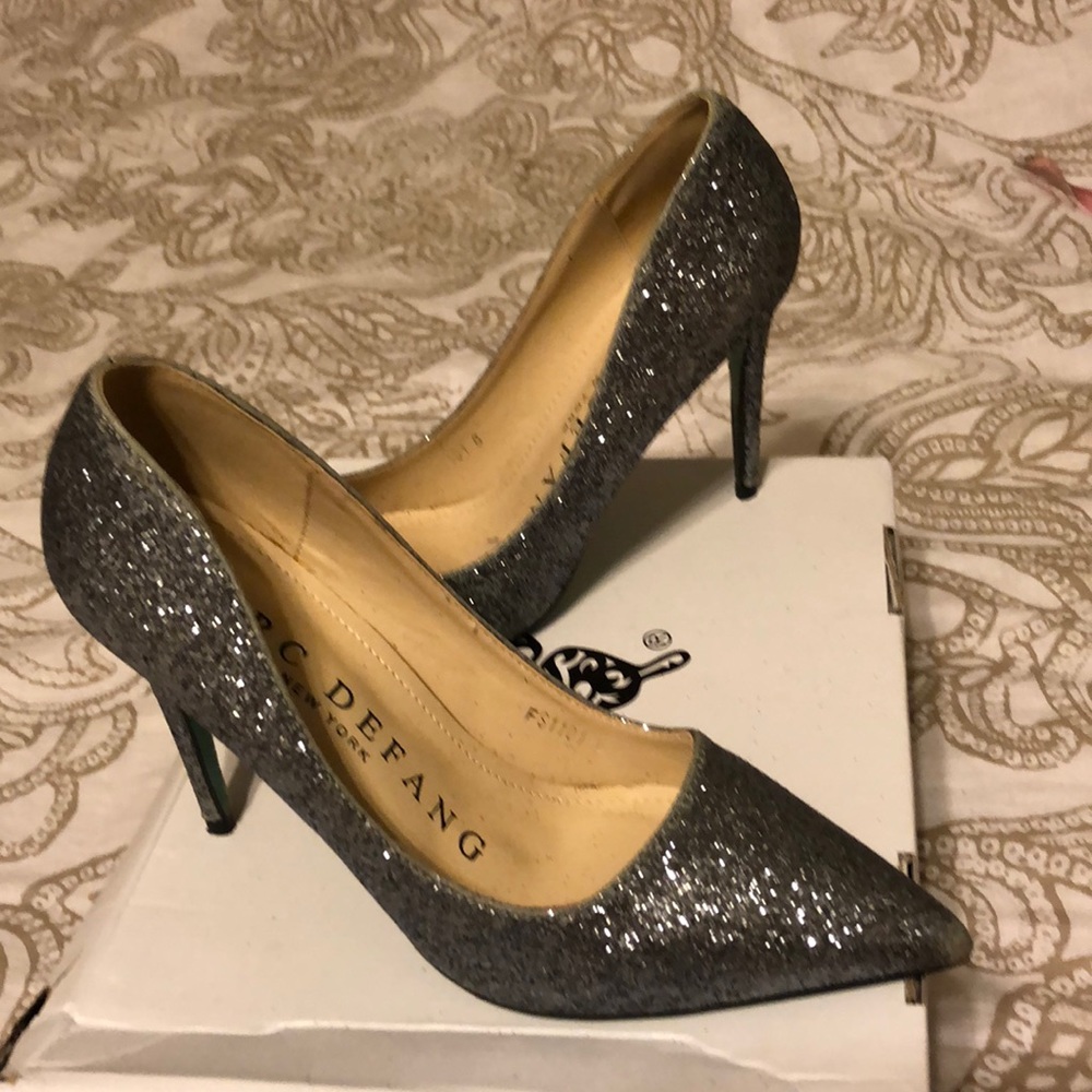 Marc Defang silver glitter 4”pumps Size 8
